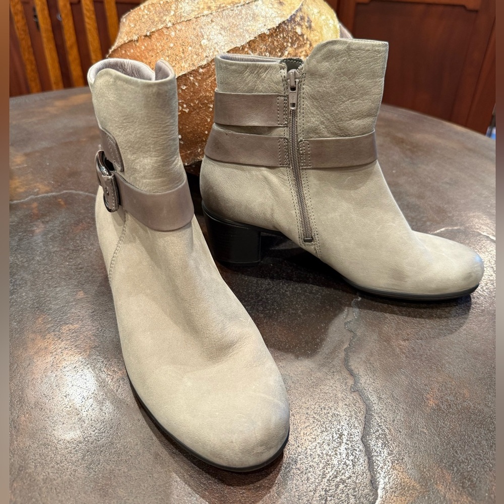 Ecco NWOT Size 38/ 7.5 Taupe Leather Heeled Ankle Boots Buckle Accent (SH020)